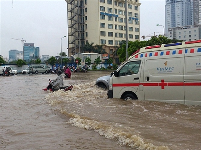 Nước ngập nửa xe. (Ảnh TPO).
