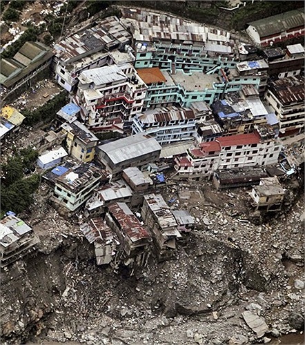 Ngôi nhà bị hư hại do thời tiết ở Shrinagar, Ấn Độ