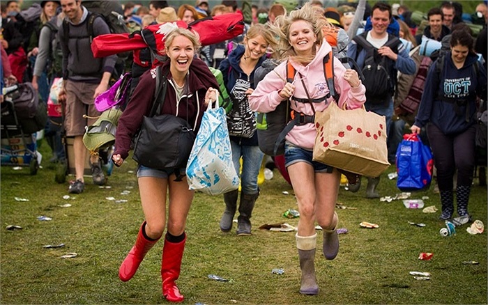 Chạy đua đến cửa vào khi lễ hội Glastonbury vừa bắt đầu