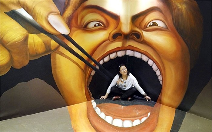 Người phụ nữ làm dáng với bức tranh 3D ở Quý Dương, tỉnh Quý Châu, Trung Quốc