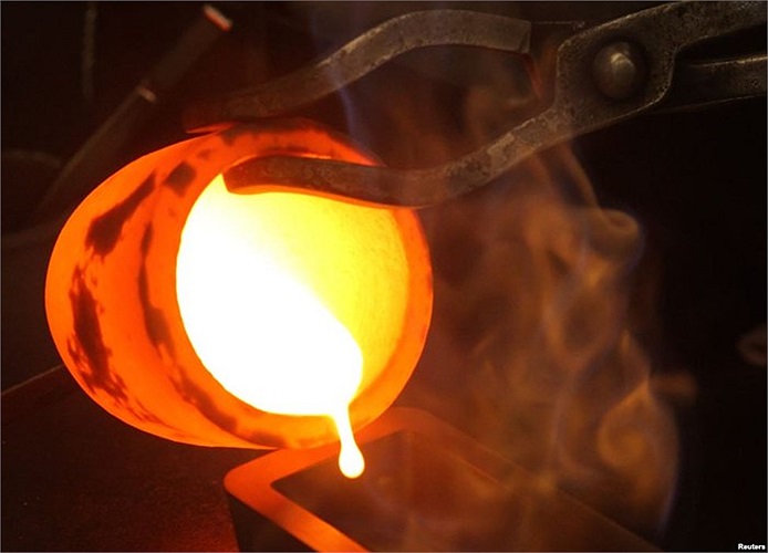 Vàng được nấu chảy để đổ vào khuôn tại nhà máy chế tác vàng bạc ở Vienna, Áo