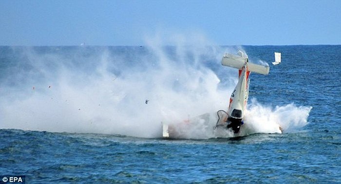 Cận cảnh vụ tai nạn máy bay trên biển Caribe làm 2 phi công thiệt mạng