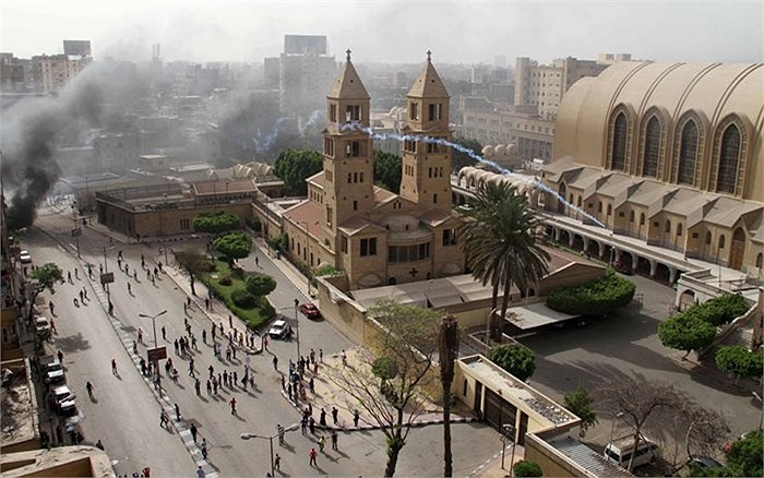 Một viên đạn hơi cay bay trên không trong vụ trấn áp người biểu tình của cảnh sát Cairo, Ai Cập