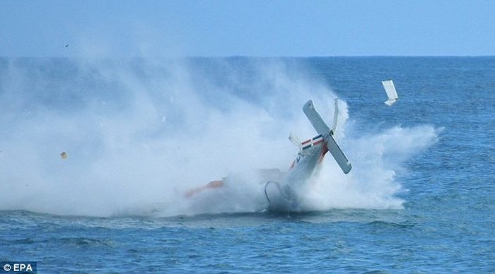 Cận cảnh vụ tai nạn máy bay trên biển Caribe làm 2 phi công thiệt mạng