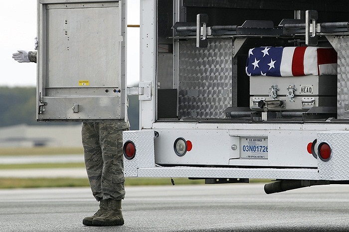 Chiếc xe mang thi hài một lính Mỹ trước khi lên đường về nhà