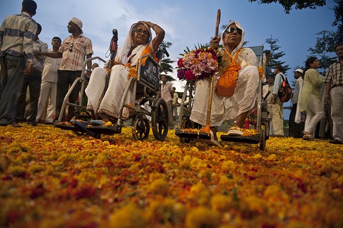 Người dân tham gia một lễ hội Hindu, ở Kolkata, Ấn Độ