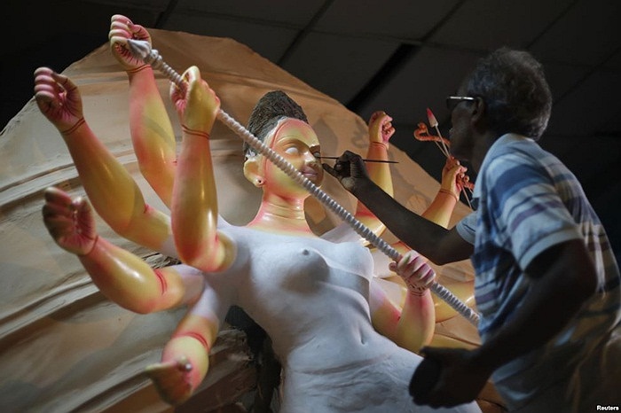 Nghệ nhân sơn thần tượng nữ thần Durga của Hindu giáo tại một xưởng sơn ở khu phố cổ Dhaka, Bangladesh