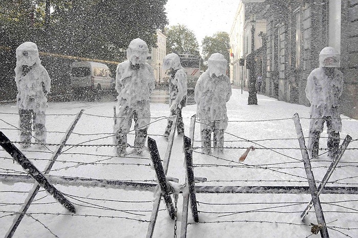 Cảnh sát chống bạo Bỉ bị lính cứu hỏa biểu tình xịt bọt khắp người