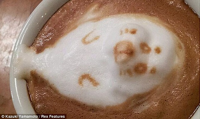 Yamamoto cho biết, ông sử dụng cocktail, muỗng, sữa nóng và cà phê ngon để có được tác phẩm đẹp