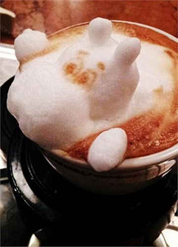 Với bọt tăm và thìa, ông có thể tạo ra nhiều tác phẩm độc đáo