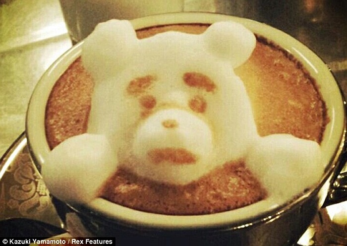 Gấu trắng bắc cực cố trèo ra khỏi cốc đầy cafein