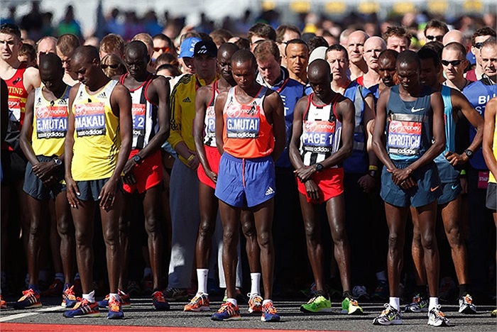 Các VĐV trong giải marathon London dành 1 phút mặc niệm cho những nạn nhân ở giải marathon Boston