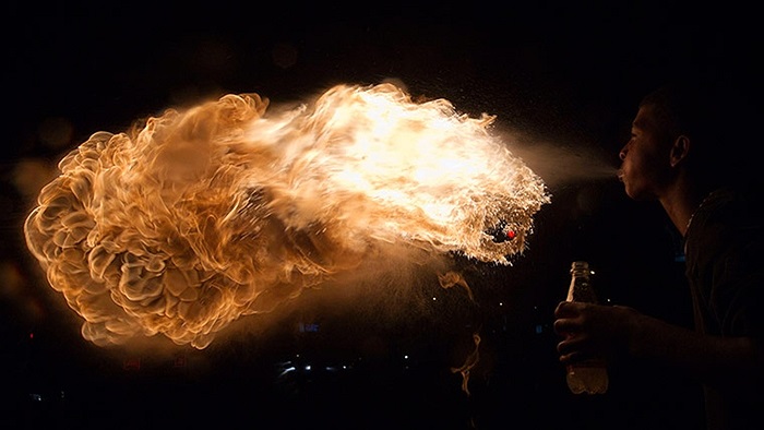 Cậu bé 16 tuổi biểu diễn kỹ thuật thổi lửa trên đường phố Quito, Ecuador