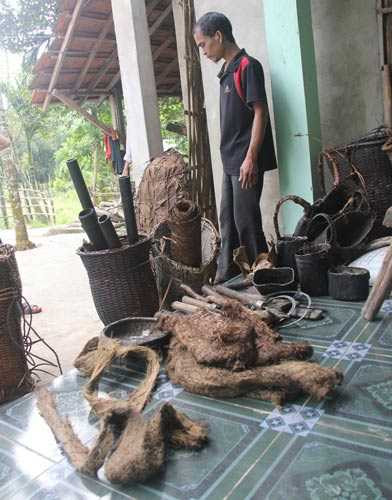 Làm búa, rìu, dao từ mảnh bom đạn