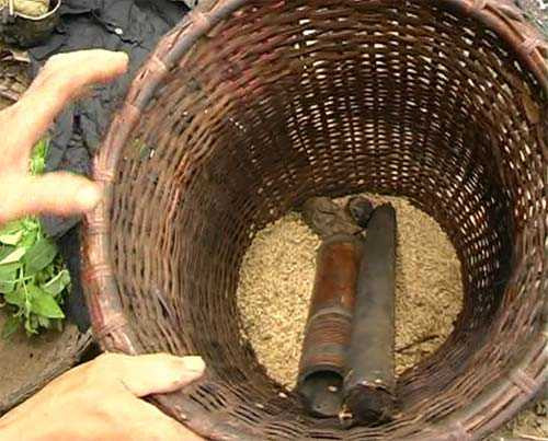 Hàng chục dụng cụ tự chế kỳ lạ của cha con “người rừng”