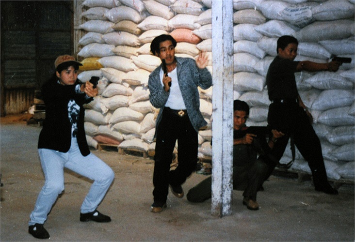 Ngoài ra, Lý Hùng rất giỏi võ thuật nên những cảnh hành động cũng gây ấn tượng. Đây là cảnh đấu súng trong phim Phi vụ phượng hoàng