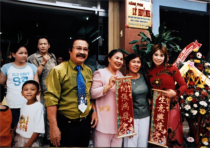 Đại gia đình Lý Hùng còn có xưởng phim mang tên Lý Hùng nằm trên đường 3/2, TP.HCM. Ảnh trên ghi lại khoảnh khắc cả gia đình tài tử hân hoan mừng khai trương 
