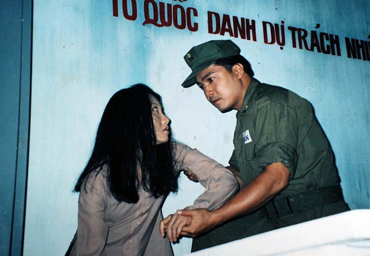 Nhiều người đẹp cũng sánh vai Lý Hùng trong phim khác như: Mỹ Uyên trong phim Cô gái điên.