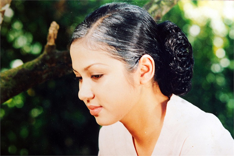 Sau khi tỏa sáng với vai phụ nổi trội hơn vai chính của Hoa hậu Lý Thu Thảo trong bộ phim đầu tay Ngọc trong đá, Việt Trinh ghi dấu ấn đậm và nổi tiếng nhất với phim Người đẹp Tây Đô