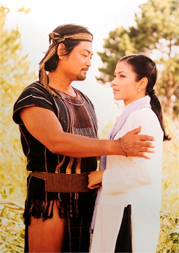 Yêu Kòn Trô nhưng Thể Phụng đành lòng lấy Henry Ðại để cứu cha bị chính người cô sắp phải lấy làm chồng bày mưu ám hại