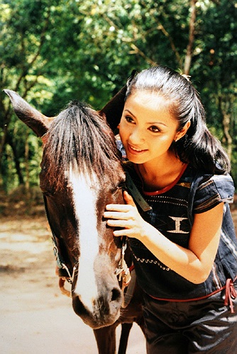 Trong Sương gió biên thuỳ có cảnh Thể Phụng mặc đầm trắng phi ngựa trong đêm rồi bị ngã, sảy thai. Cảnh này ấn tượng với Việt Trinh bởi cô bị tốc váy trước đoàn phim.