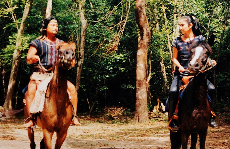 Trong phim hai 'nàng Kiều' Thể Phụng và Thể Loan (Trizzi Phương Trinh đóng), cùng những người bạn tốt người Mạ, người Pháp đứng vào đội quân khởi nghĩa chống thực dân và phát xít.