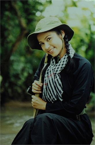 Ngay sau đó, Việt Trinh tiếp tục đóng vai chính trong bộ phim truyền hình Dòng sông vẫn trôi