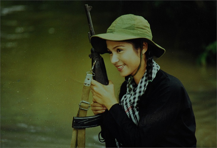 Trong bộ trang phục giản dị này, Việt Trinh vẫn toát lên vẻ xinh đẹp, mạnh mẽ