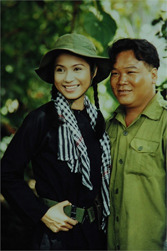 Việt Trinh cùng diễn viên Lê Quang - vai Bảy Hổ (Lê Quang từng đóng vai Võ Tòng) trong phim