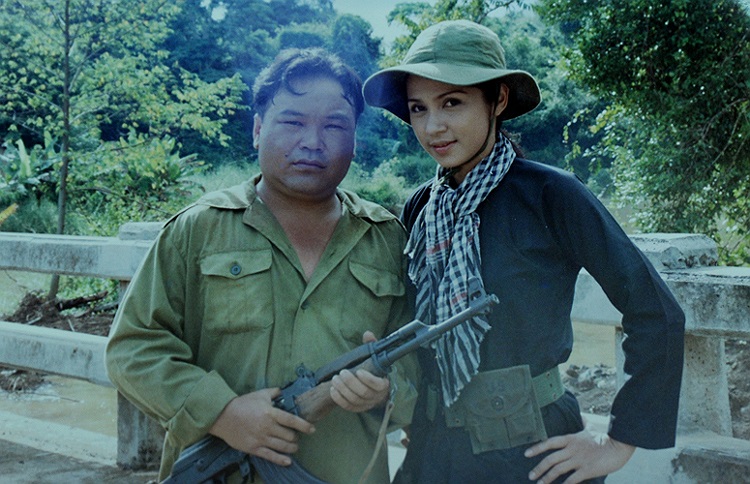 Bảy Hổ yêu tha thiết cô giao liên Nga nhưng không được đáp lại vì Nga yêu người khác (Chi Bảo đóng).