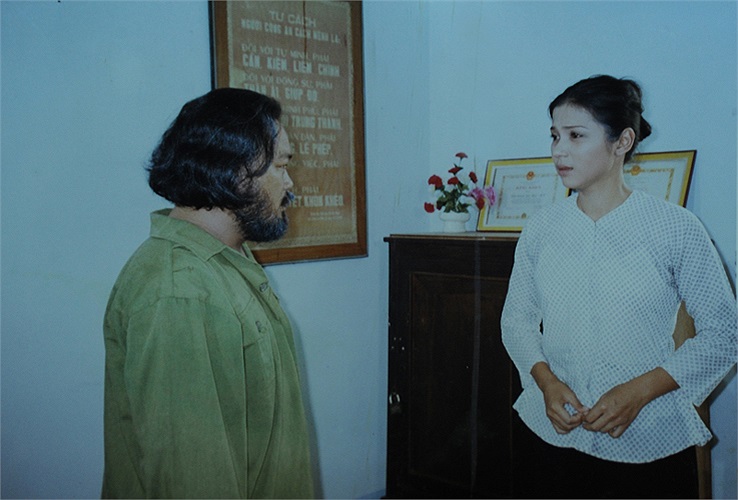 Cuối phim, cô ở lại một mình nuôi con mà không lấy người yêu mình hay người mình yêu nữa.