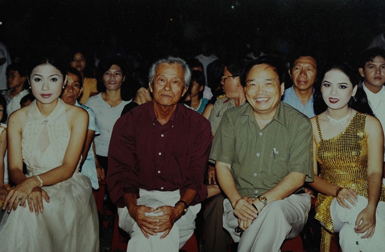 Tuy nhiên, lớp khán giả thời ấy vẫn không thể nào quên vẻ đẹp và một diễn viên đầy cá tính Việt Trinh. Trong ảnh, Việt Trinh cùng NSND Huy Thành (bìa phải) trong lần ra mắt Ngày hội nghệ sĩ.