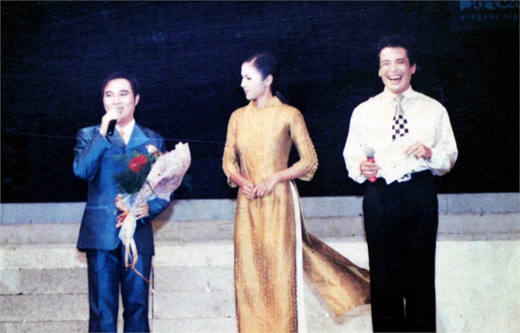 Việt Trinh được vinh danh trong nhiều sự kiện. Trong ảnh, cô chụp cùng nghệ sĩ Quang Linh và Thanh Bạch.