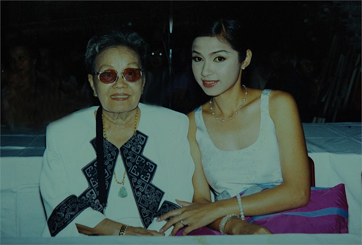 Đây là bức hình hiếm Việt Trinh chụp cùng mẹ trước khi bà qua đời. Bà mất vào sinh nhật 30 của Việt Trinh vì sốc ngay sau cái chết đột ngột vì tai nạn của con trai.