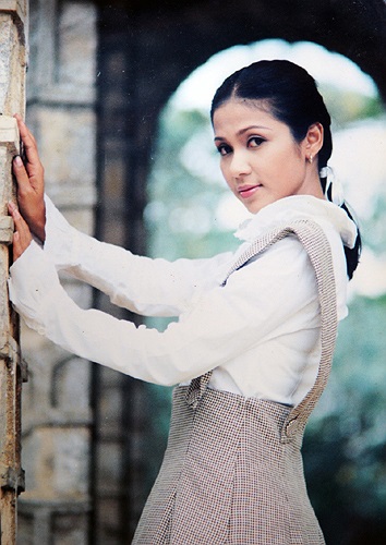 Bộ ảnh này được nhiếp ảnh gia Lữ Đắc Long thực hiện cách đây hơn chục năm khi Việt Trinh trẻ trung, xinh đẹp đóng phim Sương gió biên thùy.