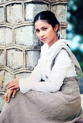 Chính vẻ xinh đẹp, đôi mắt to tròn hút hồn của Việt Trinh đã góp phần lớn tạo nên sự nổi tiếng trong phim ảnh của cô thời bấy giờ.