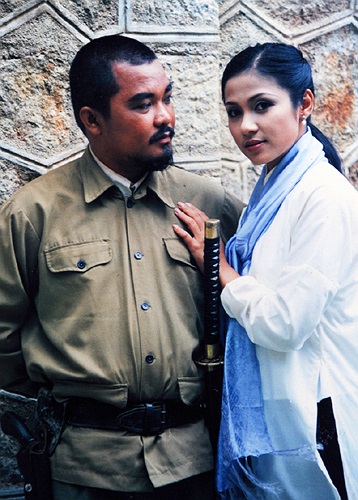 Việt Trinh chụp cùng đạo diễn Phương Điền trong phim.