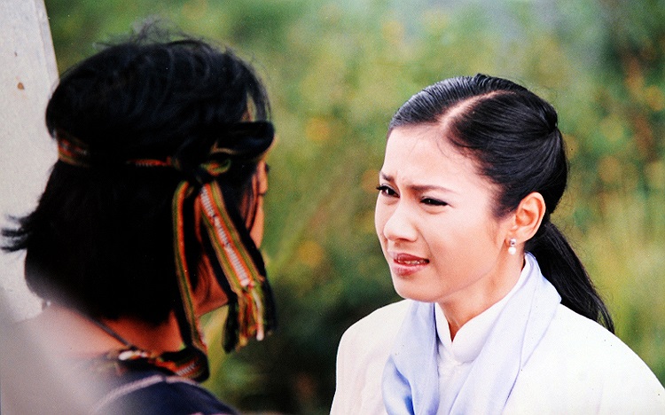 Thể Phụng với tính cách mạnh mẽ bị lạc vào lãnh địa của thủ lĩnh người Châu Mạ - Kòn Trô (diễn viên Văn Nghĩa đóng). 
