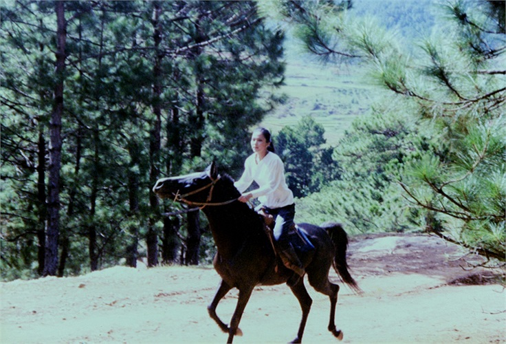 Cô tiểu thư xinh đẹp đài các Thể Phụng đã yêu và hẹn hò mỗi đêm trăng tròn ở triền núi với chàng thủ lĩnh Kòn Trô khỏe mạnh, oai phong.