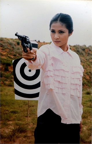 Thể Phụng của Việt Trinh trong phim thích bắn súng, cỡi ngựa và thích phiêu lưu mạo hiểm.