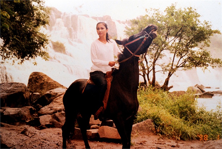 Việt Trinh từng chia sẻ: 'Lúc đầu, quả thật là tôi không nghĩ mình sẽ đóng phim này vì rất ngại những cảnh cưỡi ngựa. Nhưng khi xem kịch bản, tôi đã bị chinh phục hoàn toàn bởi nhân vật Thể Phụng.