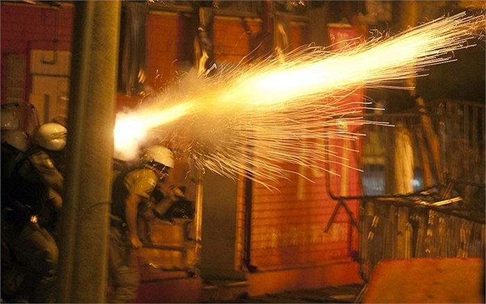 Cảnh sát bắn hơi cay với nỗ lực chống lại cuộc bạo loạn ở Brazil