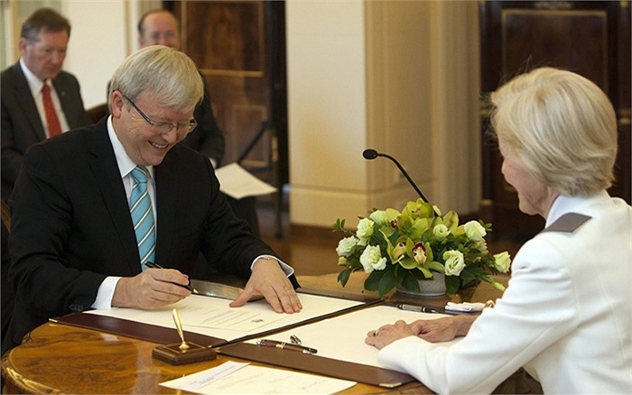 Ông Kevin Rudd ký nhậm chức thủ tướng Australia, một ngày sau khi đánh bại bà Julia Gillard khỏi vị trí lãnh đạo đảng Lao động