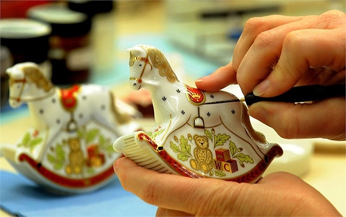 Nhát chạm khắc cuối cùng trên con ngựa bập bênh bằng đá