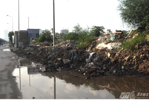 Đường huyết mạch thủ đô biến thành bãi chứa phế liệu