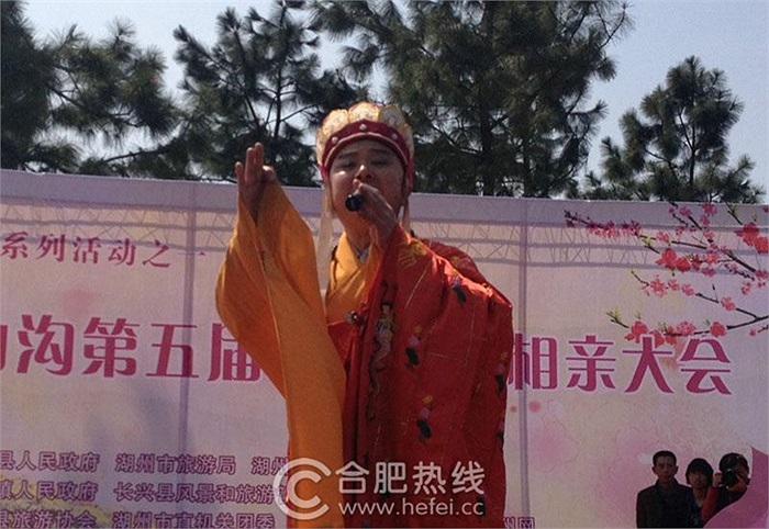 Ngày 28/3/2013, nam diễn viên Từ Thiếu Hoa hát tại lễ khai mạc hoa đào lần thứ 5 ở thành phố Trường Hưng, Trung Quốc.