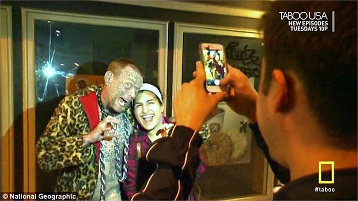 Vui vẻ chụp hình để quảng bá cho dịch vụ xăm mình của Larry