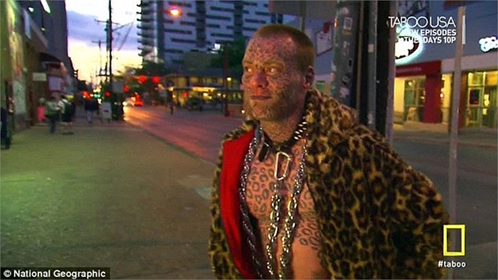 Không ngại ngần phô bày cơ thể nơi công cộng