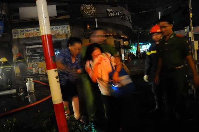 cháy cửa hàng, xe thang, giải cứu cụ già, cửa hàng điện máy, khu phố tây