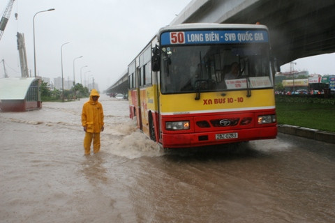 Hà Nội: Mưa kéo dài, đường ngập ngày khai giảng